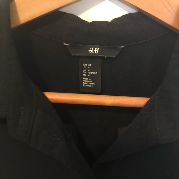 Sleeveless sheer button down - Picture 4 of 6